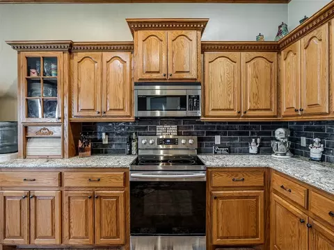 Kitchen - 3840 Pachem Ave, Harrah, OK 73045 photo 4 of 6