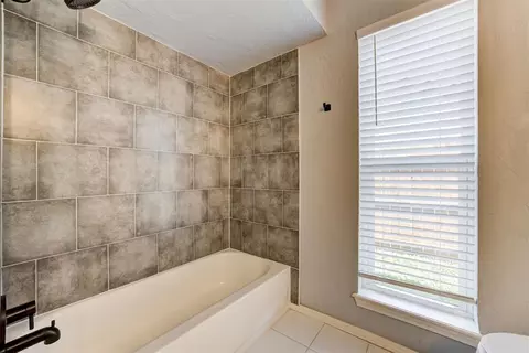 Bath - 1509 Davinbrook Dr, Norman, OK 73072 photo 6 of 6