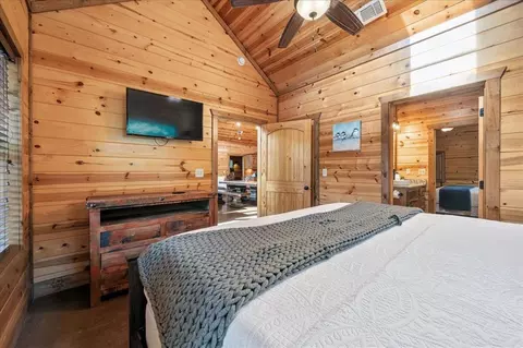 Bedroom - 132 Bass Loop Rd, Broken Bow, OK 74728 photo 4 of 10