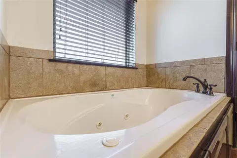 Bath - 106 Riverview Dr, Clinton, OK 73601 photo 3 of 3