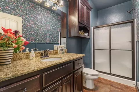 Bath - 106 Riverview Dr, Clinton, OK 73601 photo 2 of 3