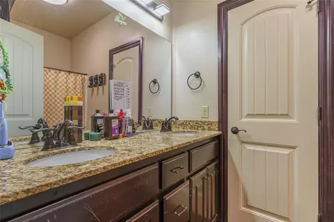 Bath - 106 Riverview Dr, Clinton, OK 73601 photo 1 of 3
