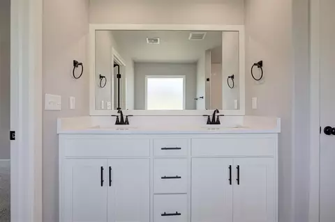 Bath - 9500 Megans Way, Mcloud, OK 74851 photo 5 of 8