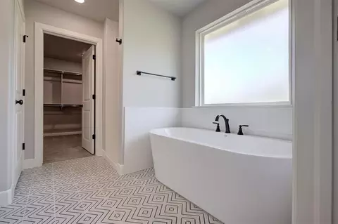 Bath - 9500 Megans Way, Mcloud, OK 74851 photo 6 of 8