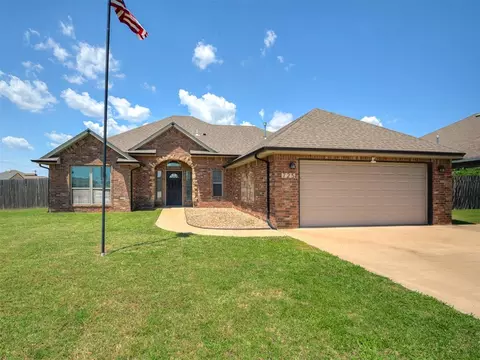 725 SW 12th St, Moore, OK 73160