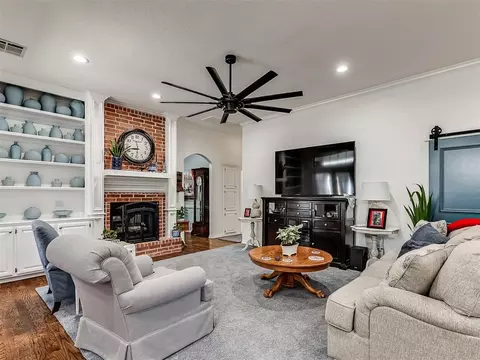 Living - 1129 Pinehurst Dr, Norman, OK 73072 photo 2 of 12