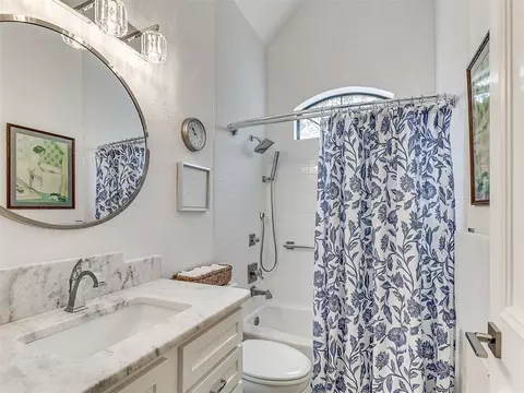 Bath - 1129 Pinehurst Dr, Norman, OK 73072 photo 2 of 2