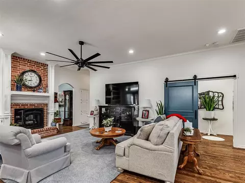 Living - 1129 Pinehurst Dr, Norman, OK 73072 photo 9 of 12