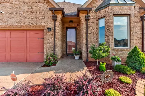 806 Chateau Ct, Kingfisher, OK 73750