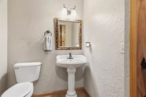 Bath - 6011 Sunset Dr, Guymon, OK 73942 photo 2 of 6