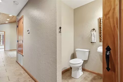 Entry Way - 6011 Sunset Dr, Guymon, OK 73942 photo 6 of 7