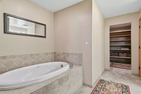 Bath - 6011 Sunset Dr, Guymon, OK 73942 photo 4 of 6