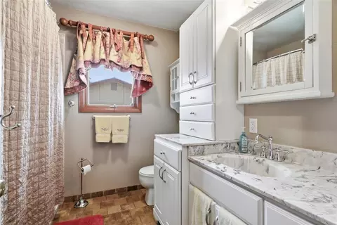 Bath - 6011 Sunset Dr, Guymon, OK 73942 photo 3 of 6