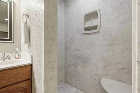 Bath - 6011 Sunset Dr, Guymon, OK 73942 photo 6 of 6