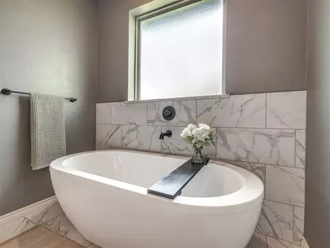 Bath - 4844 Constitution Ln, Tuttle, OK 73089 photo 4 of 10