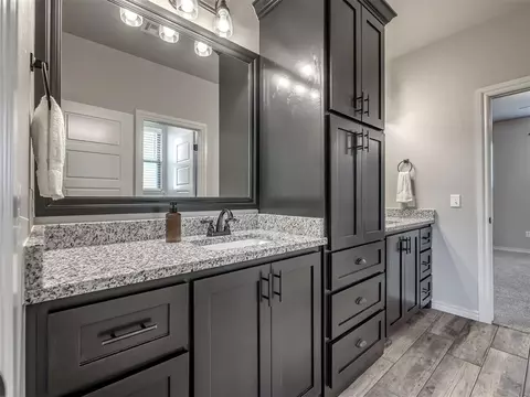 Bath - 4844 Constitution Ln, Tuttle, OK 73089 photo 9 of 10