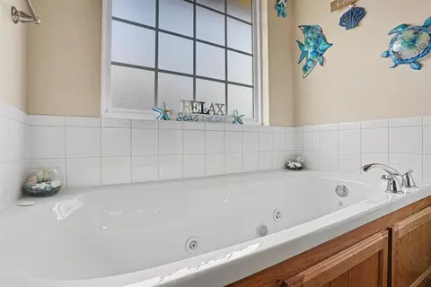 Bath - 3012 White Tail Dr, Altus, OK 73521 photo 3 of 5