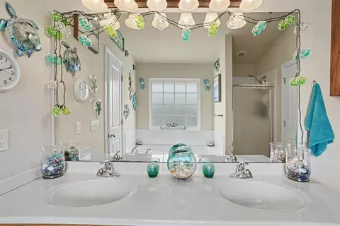Bath - 3012 White Tail Dr, Altus, OK 73521 photo 2 of 5