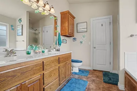 Bath - 3012 White Tail Dr, Altus, OK 73521 photo 1 of 5