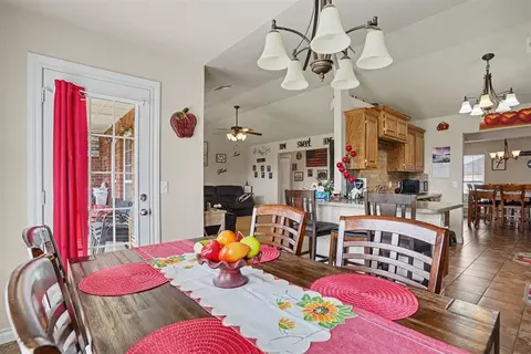 Dining - 3012 White Tail Dr, Altus, OK 73521 photo 3 of 3