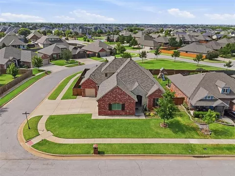 13608 Cobblestone Curve Rd, Oklahoma City, OK 73142