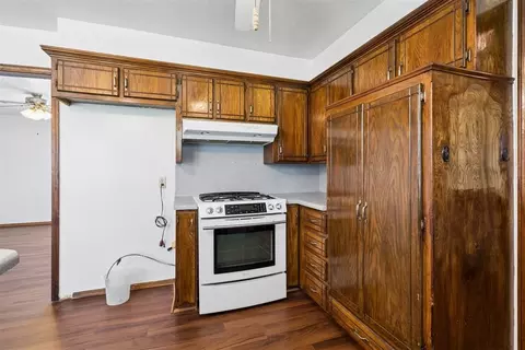 Kitchen - 8010 E Maguire Rd, Noble, OK 73068 photo 2 of 4