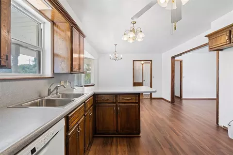 Kitchen - 8010 E Maguire Rd, Noble, OK 73068 photo 3 of 4