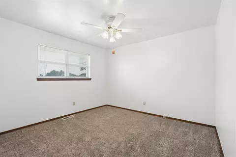 Bedroom - 8010 E Maguire Rd, Noble, OK 73068 photo 7 of 10