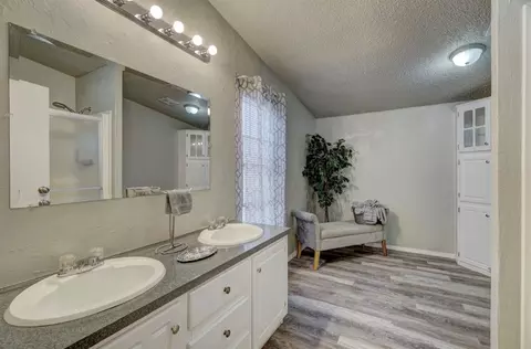 Bath - 13709 Chaparral Rd, Norman, OK 73026 photo 1 of 2