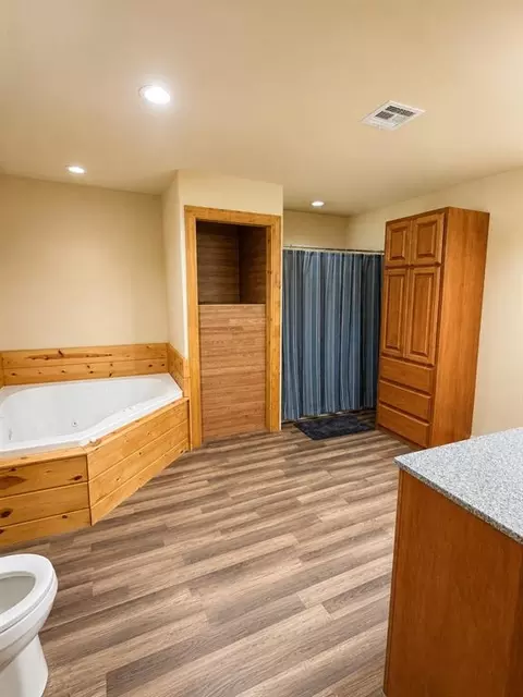 Bath - 351930 E 1030 Rd, Prague, OK 74864 photo 1 of 2