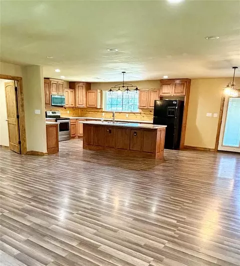 Kitchen - 351930 E 1030 Rd, Prague, OK 74864 photo 2 of 2