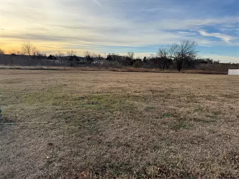 1404 Coffey Dr, Perry, OK 73077 photo 3