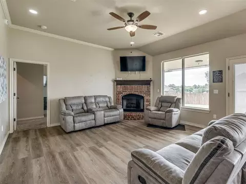 Living - 20764 Frontier Pl, Harrah, OK 73045 photo 3 of 4