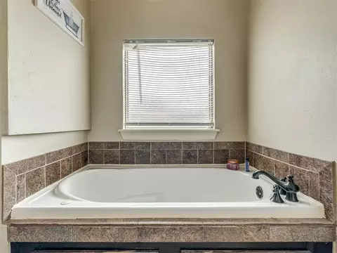 Bath - 20764 Frontier Pl, Harrah, OK 73045 photo 2 of 6