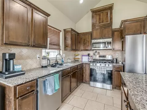 Kitchen - 20764 Frontier Pl, Harrah, OK 73045 photo 3 of 5