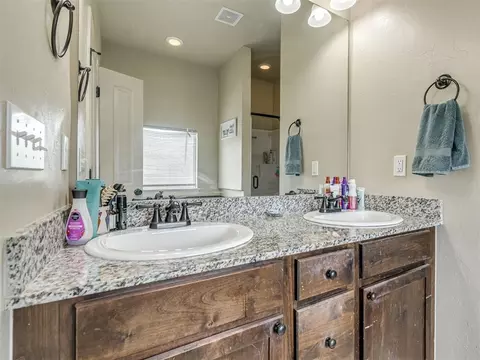 Bath - 20764 Frontier Pl, Harrah, OK 73045 photo 4 of 6