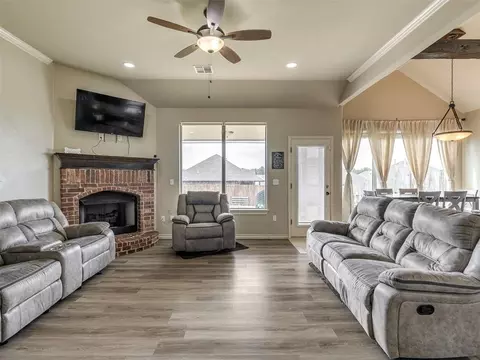 Living - 20764 Frontier Pl, Harrah, OK 73045 photo 1 of 4
