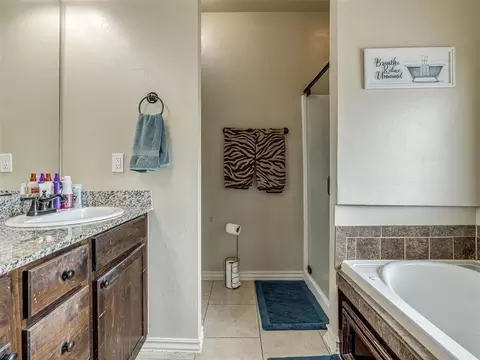 Bath - 20764 Frontier Pl, Harrah, OK 73045 photo 3 of 6