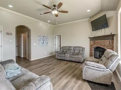 Living - 20764 Frontier Pl, Harrah, OK 73045 photo 4 of 4