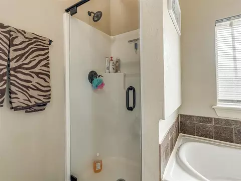 Bath - 20764 Frontier Pl, Harrah, OK 73045 photo 1 of 6