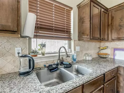 Kitchen - 20764 Frontier Pl, Harrah, OK 73045 photo 4 of 5