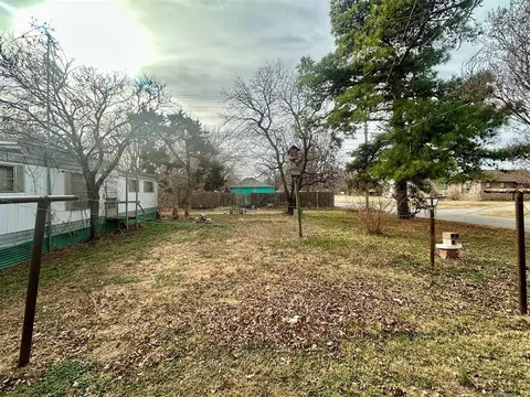 Exterior - 323 W 3rd St, Watonga, OK 73772 photo 3 of 3