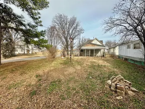 Exterior - 323 W 3rd St, Watonga, OK 73772 photo 2 of 3