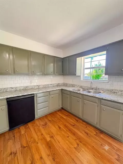 Kitchen - 312 E Meadowview Ln, Valliant, OK 74764 photo 2 of 2