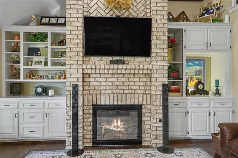 Living - 308 Val Verde St, Altus, OK 73521 photo 3 of 3