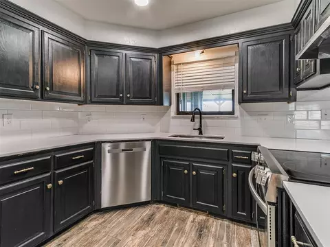 Kitchen - 2007 Ensey Ter, Mustang, OK 73064 photo 2 of 3