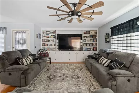Living - 9482 Daves Dr, Davis, OK 73030 photo 2 of 3