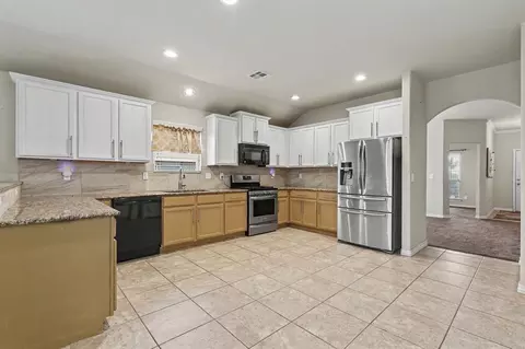 Kitchen - 9505 Timberwind Ln, Yukon, OK 73099 photo 3 of 3