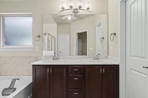 Bath - 9505 Timberwind Ln, Yukon, OK 73099 photo 1 of 4