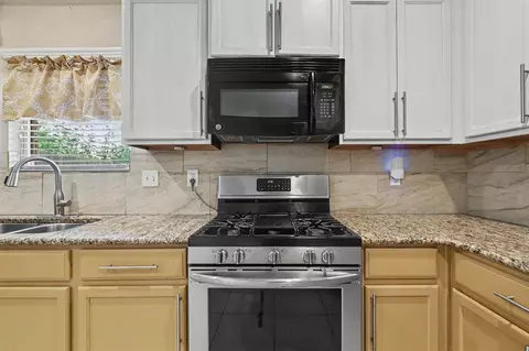 Kitchen - 9505 Timberwind Ln, Yukon, OK 73099 photo 2 of 3
